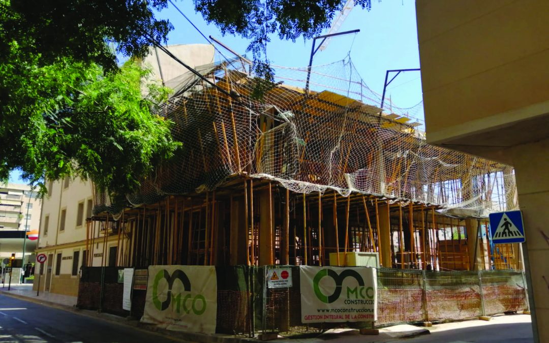 Construcción de 20 viviendas, 30 aparcamientos, 21 trasteros y piscina en calle Hermanos Oliver (Málaga)