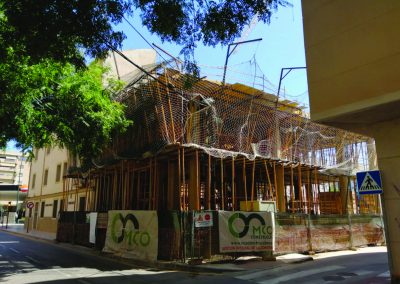 Construcción de 20 viviendas, 30 aparcamientos, 21 trasteros y piscina en calle Hermanos Oliver (Málaga)